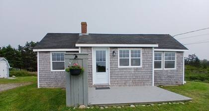 Bright and Cozy Oceanview Cottage - minutes from white-sand beaches
