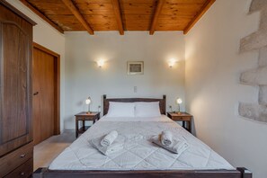 5 Schlafzimmer, Zimmersafe, Schreibtisch, Bügeleisen/Bügelbrett