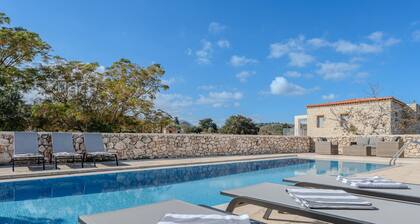 Vamos Villa â Elegant 5-BR Retreat with Private Pool