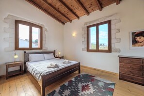 5 chambres, coffres-forts dans les chambres, bureau