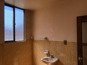 Serviettes fournies, papier toilette