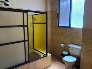 Serviettes fournies, papier toilette