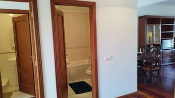 Een douche, handdoeken