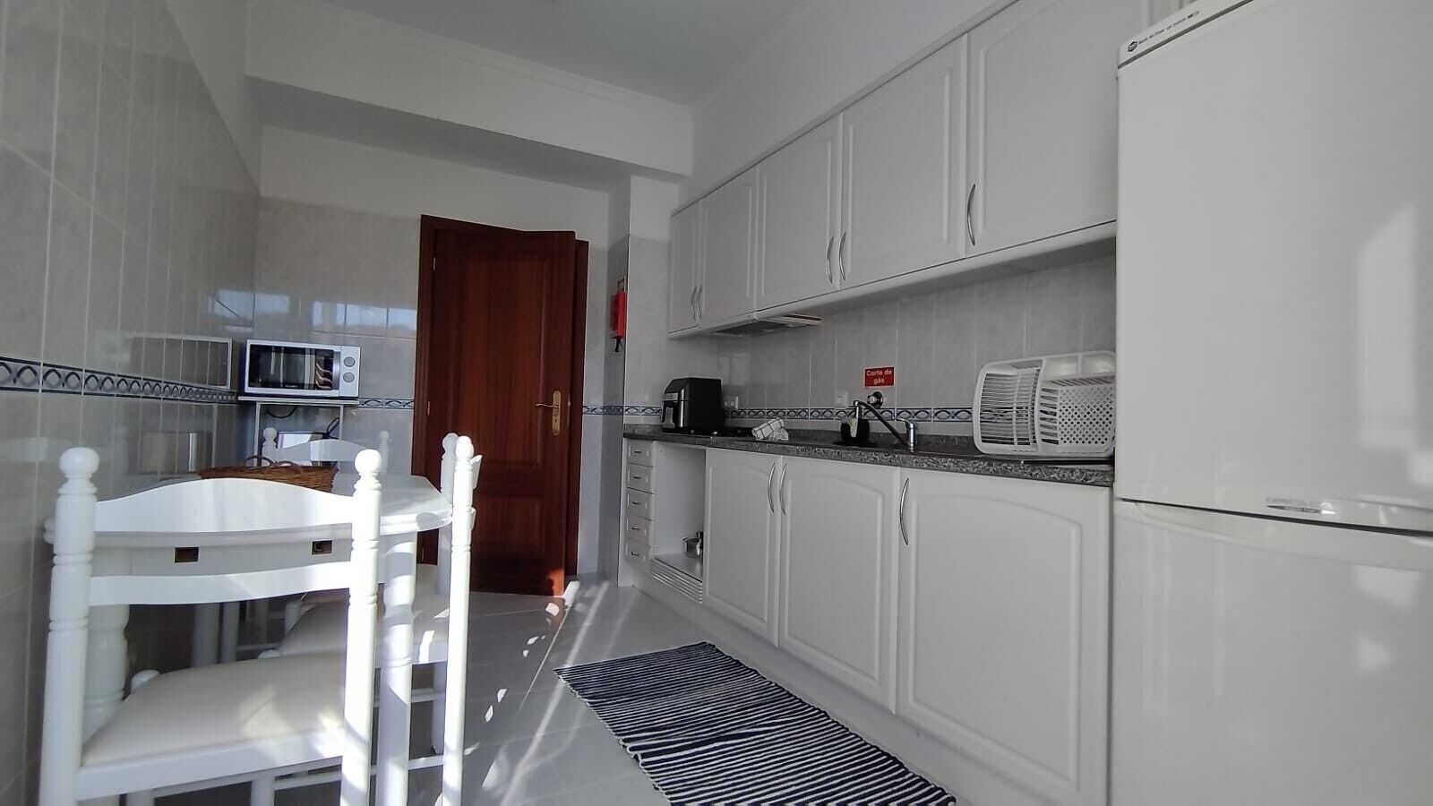 Kjøleskap, mikrobølgeovn, kokeplater og kaffetrakter/tekoker