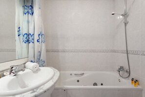 Een douche, handdoeken