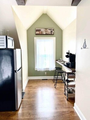 Kjøleskap, mikrobølgeovn, brødrister og høy barnestol