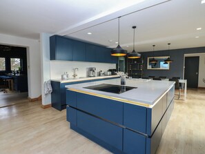 Dishwasher, cookware/dishes/utensils - Chapel Hill (Ambleside)