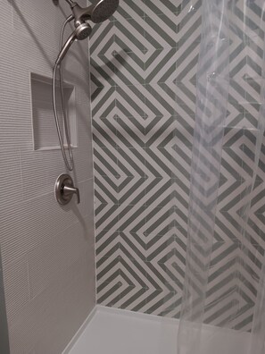 Shower, towels, soap, toilet paper - Cozy 1-bedroom studio in charming Houston with AC (Houston)