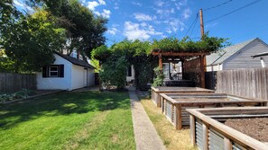 Family House, 5 Bedrooms, Pets Allowed | Property grounds - Rosewood Collective- House & Studio (Medford)