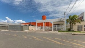 Un bâtiment doté d’un grand silo orange, d’une entrée fermée par un portail et d’une enseigne sur laquelle on peut lire « VOG Atlanticico ».