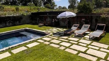 Una piscina al aire libre de temporada