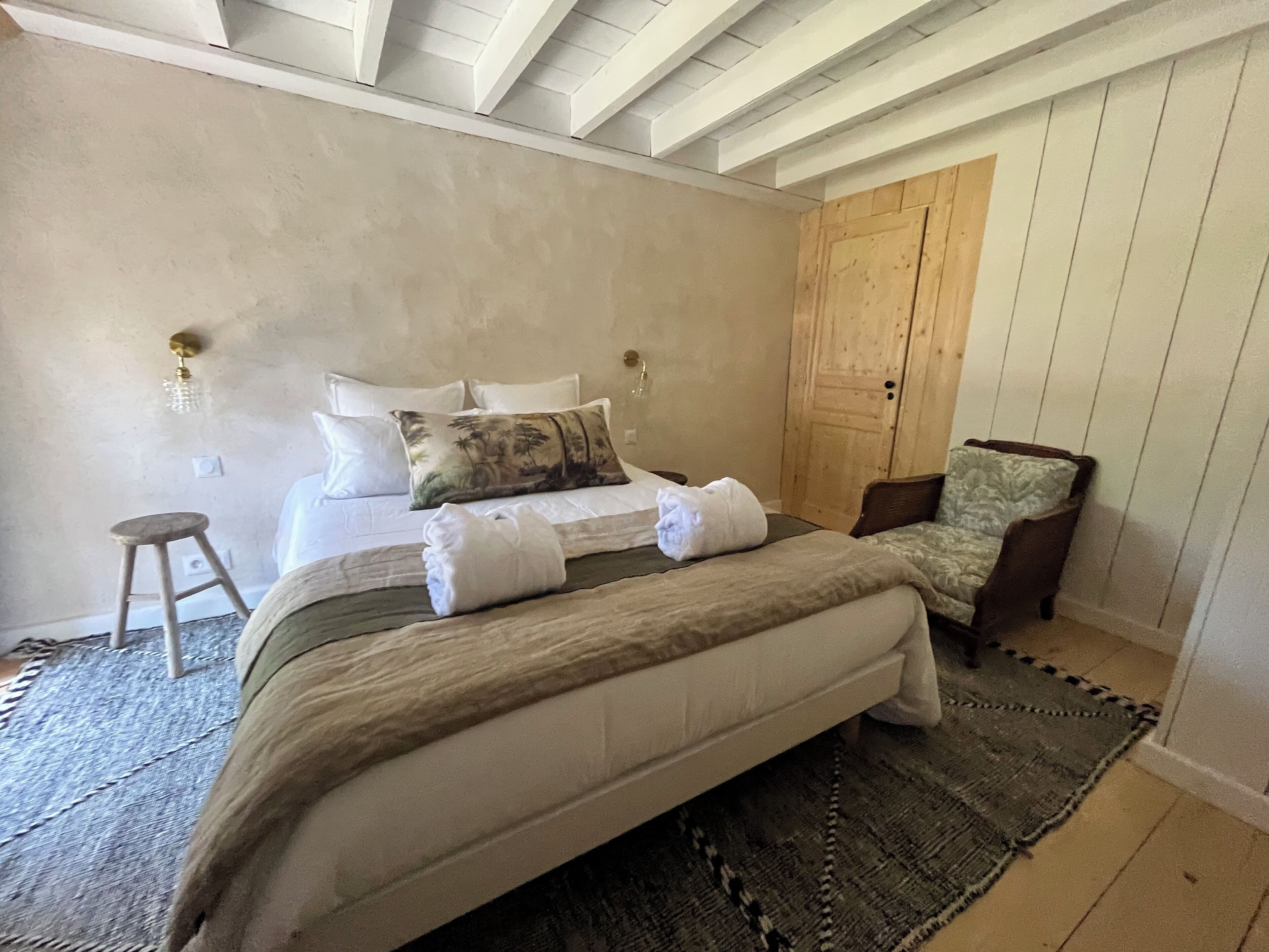 Superior huis | Een laptopwerkplek, verduisterende gordijnen