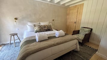 Superior huis | Een laptopwerkplek, verduisterende gordijnen