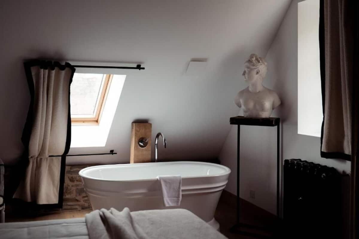 Luxe huis | Badkamer | Een haardroger, handdoeken, zeep, shampoo