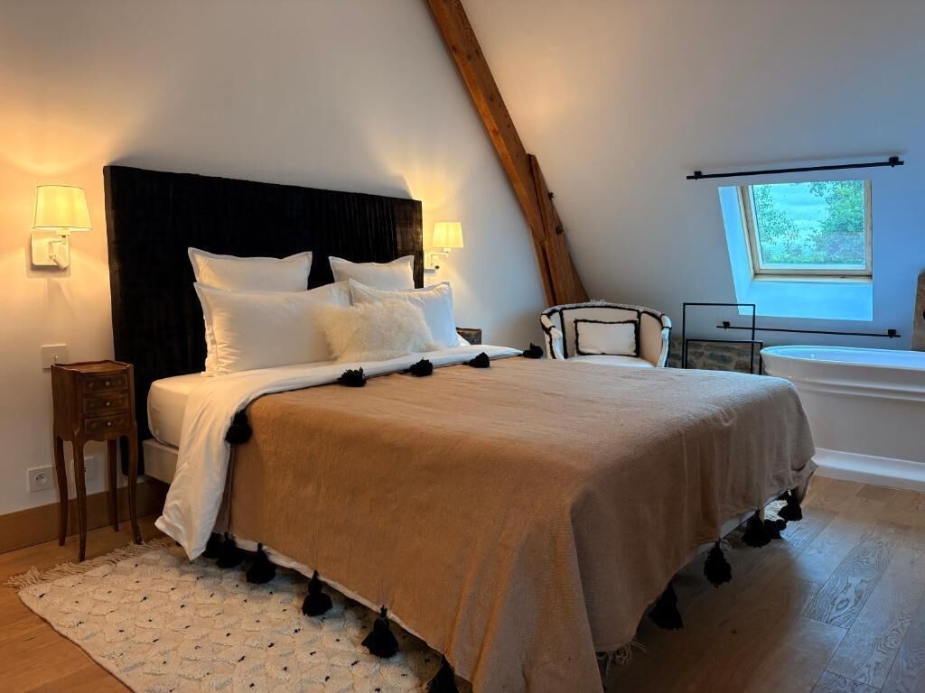 Espacio para trabajar con laptop y cortinas blackout 