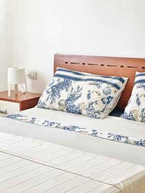Escritorio, tabla de planchar con plancha, wifi gratis y ropa de cama 