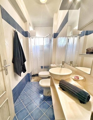 Shower, hair dryer, bidet, towels - Mar Azul - Ocean View I Wi-Fi I Relax (Santa Maria)