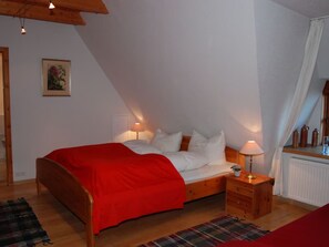 Tabla de planchar con plancha, wifi, ropa de cama