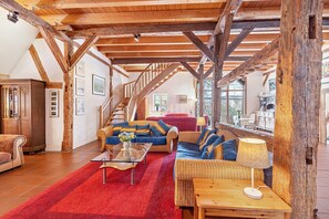 Fernseher, Kamin, Stereoanlage