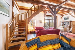 Televisor, llar de foc i estèreo 