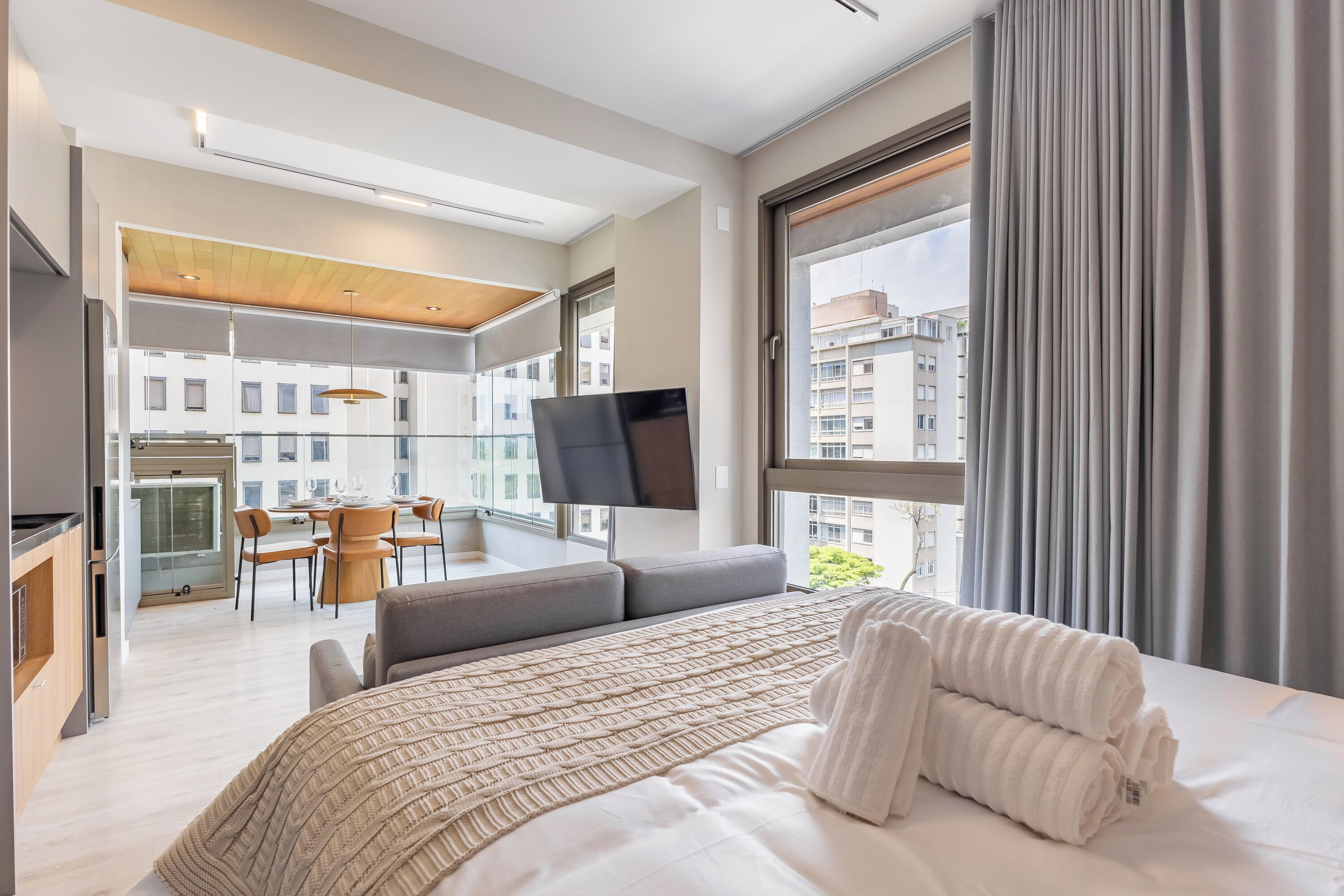 Tabla de planchar con plancha, wifi y ropa de cama 