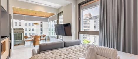 Tabla de planchar con plancha, wifi y ropa de cama