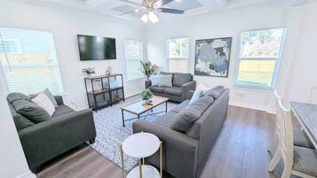 Smart TV, livros, escritórios