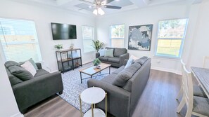 Smart TV, books, offices - Near Rosenburg & Needville •Sleeps 9 •Pet Friendly (Beasley)