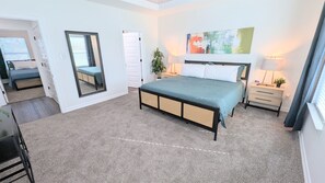 3 bedrooms, desk, iron/ironing board, travel crib - Near Rosenburg & Needville •Sleeps 9 •Pet Friendly (Beasley)