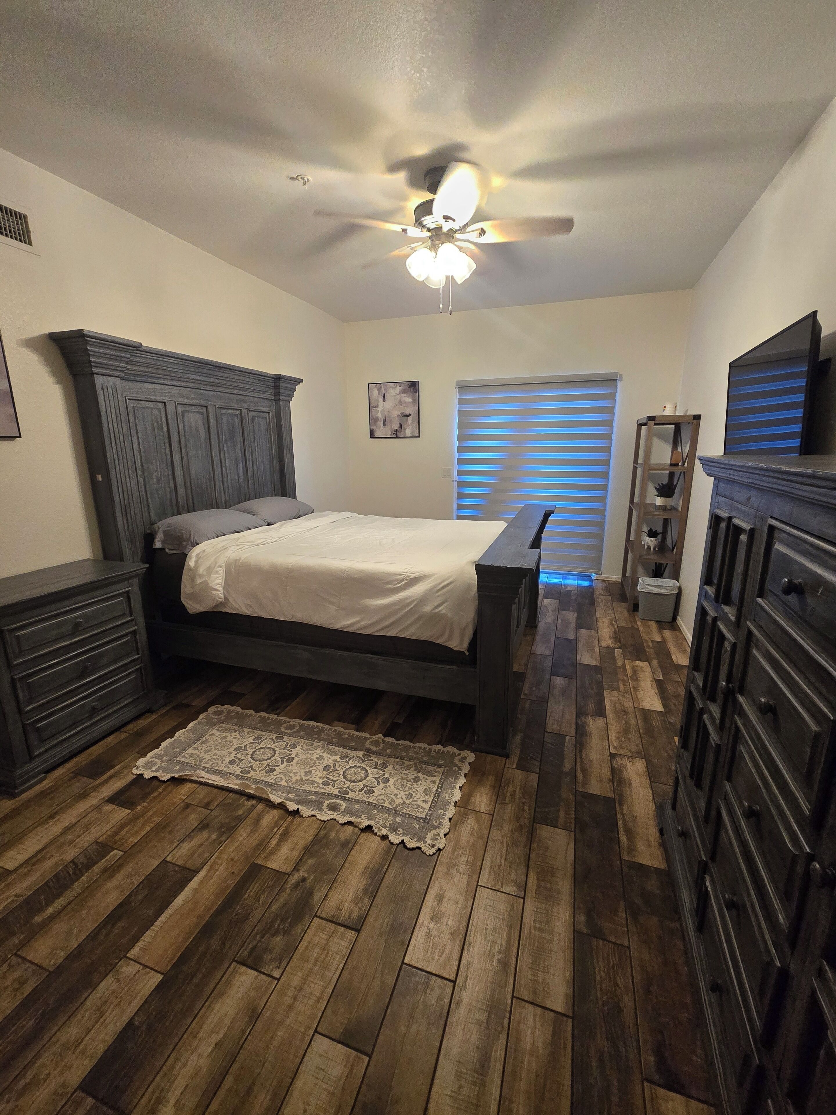 3 室のベッドルーム、アイロン / アイロン台、WiFi、ベッドシーツ