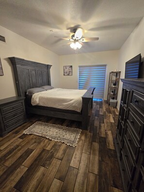 3 habitaciones, tabla de planchar con plancha, wifi y ropa de cama