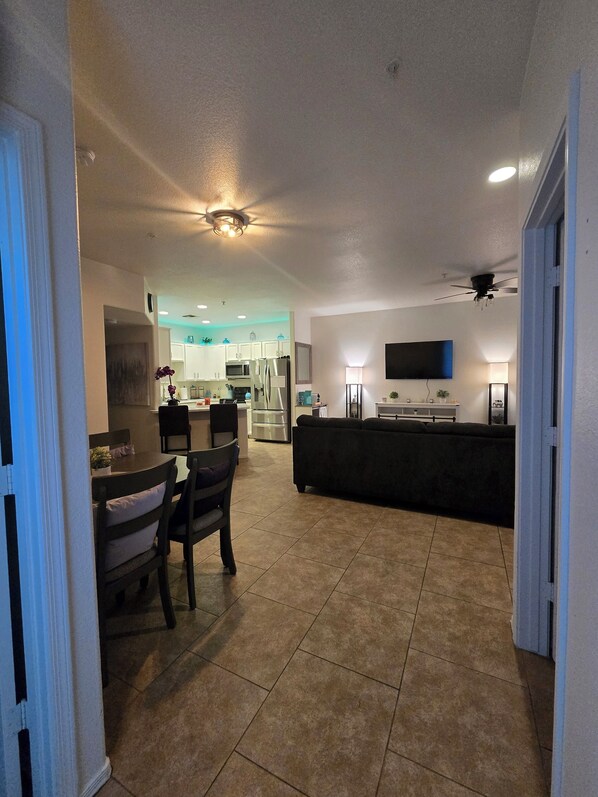 Interior - 3-bedroom condo with 3rd bedroom converted to office in enchanting Peoria (Peoria)