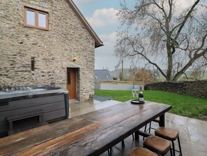 Outdoor dining - Godre'r Gyrn, Plas Moelfre Hall Barns (Oswestry)