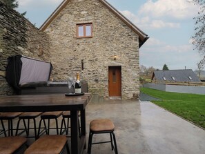 Outdoor dining - Godre'r Gyrn, Plas Moelfre Hall Barns (Oswestry)