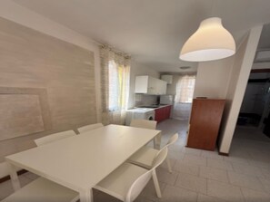 Appartement, 2 chambres | Salle à manger