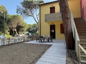 Outdoor dining - Nice Apartment Near the sea in Rosolina (Rosolina)