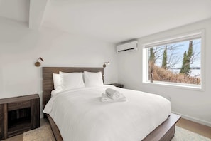 3 bedrooms, iron/ironing board, WiFi, bed sheets - Sweeping Water Views, Walk to Town, Outdoor Shower! (Orleans)