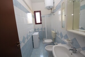 Apartment, 2 Bedrooms | Bathroom - Bright Flat in Rosolina With Shared Pool (Rosolina)