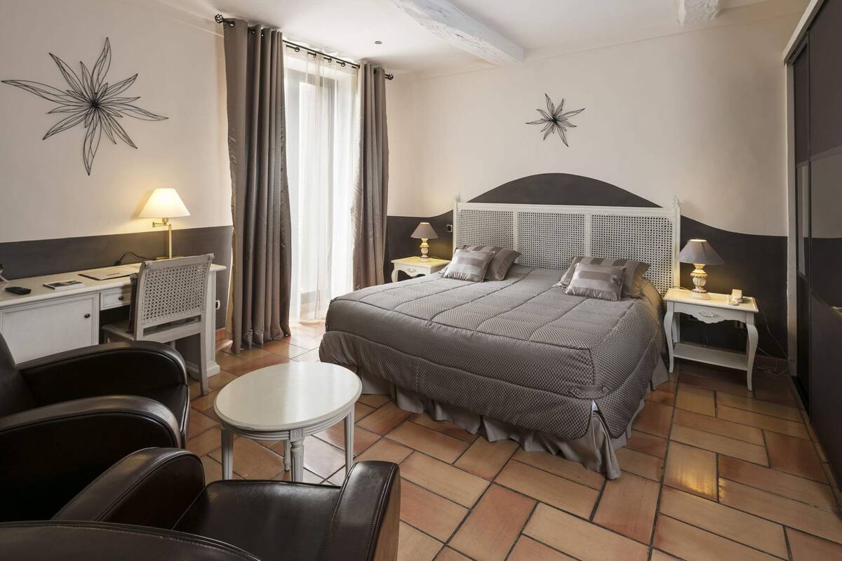 Habitación clásica | Caja de seguridad en la habitación y escritorio