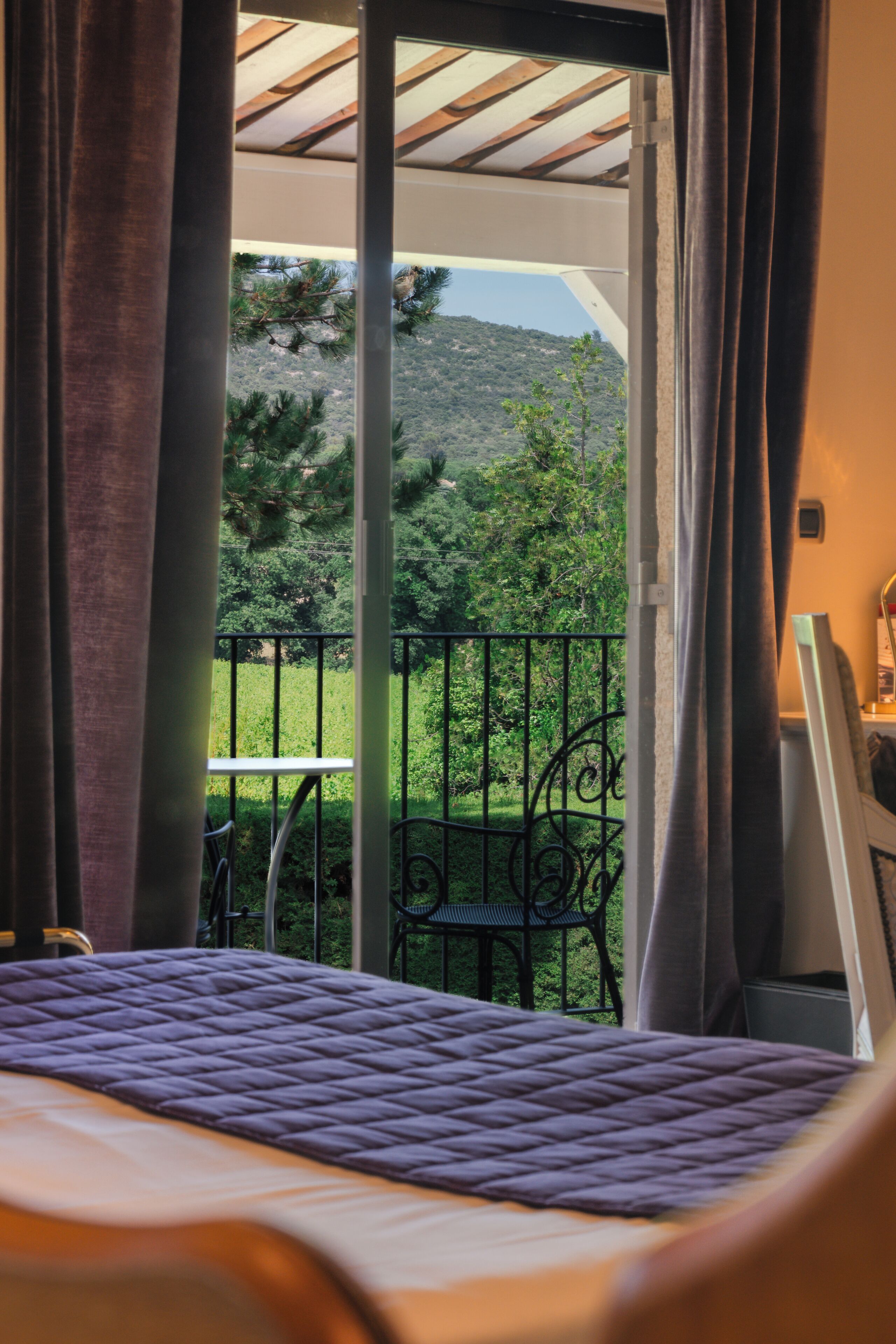 Chambre Deluxe, balcon, vue jardin | Coffres-forts dans les chambres, bureau, fer et planche à repasser