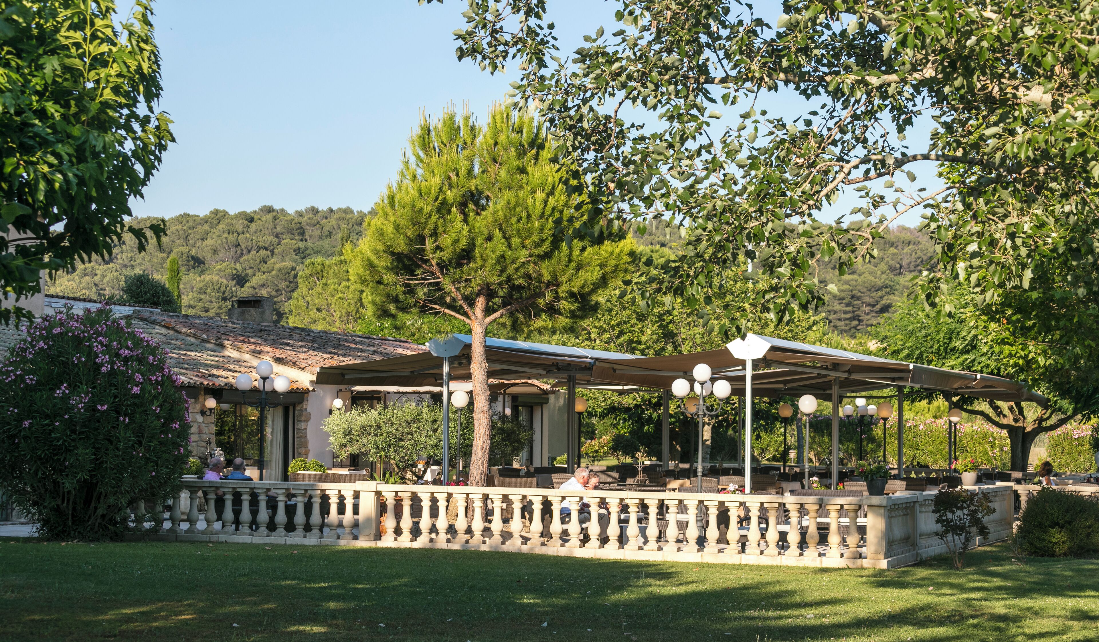 供应午餐和晚餐，法国菜，花园景观