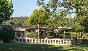 Lounas ja illallinen; ranskalainen keittiö, näkymät puutarhaan 