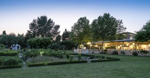 Lunch, dinner served; French cuisine, garden views - Le Mas de Guilles (Lourmarin)