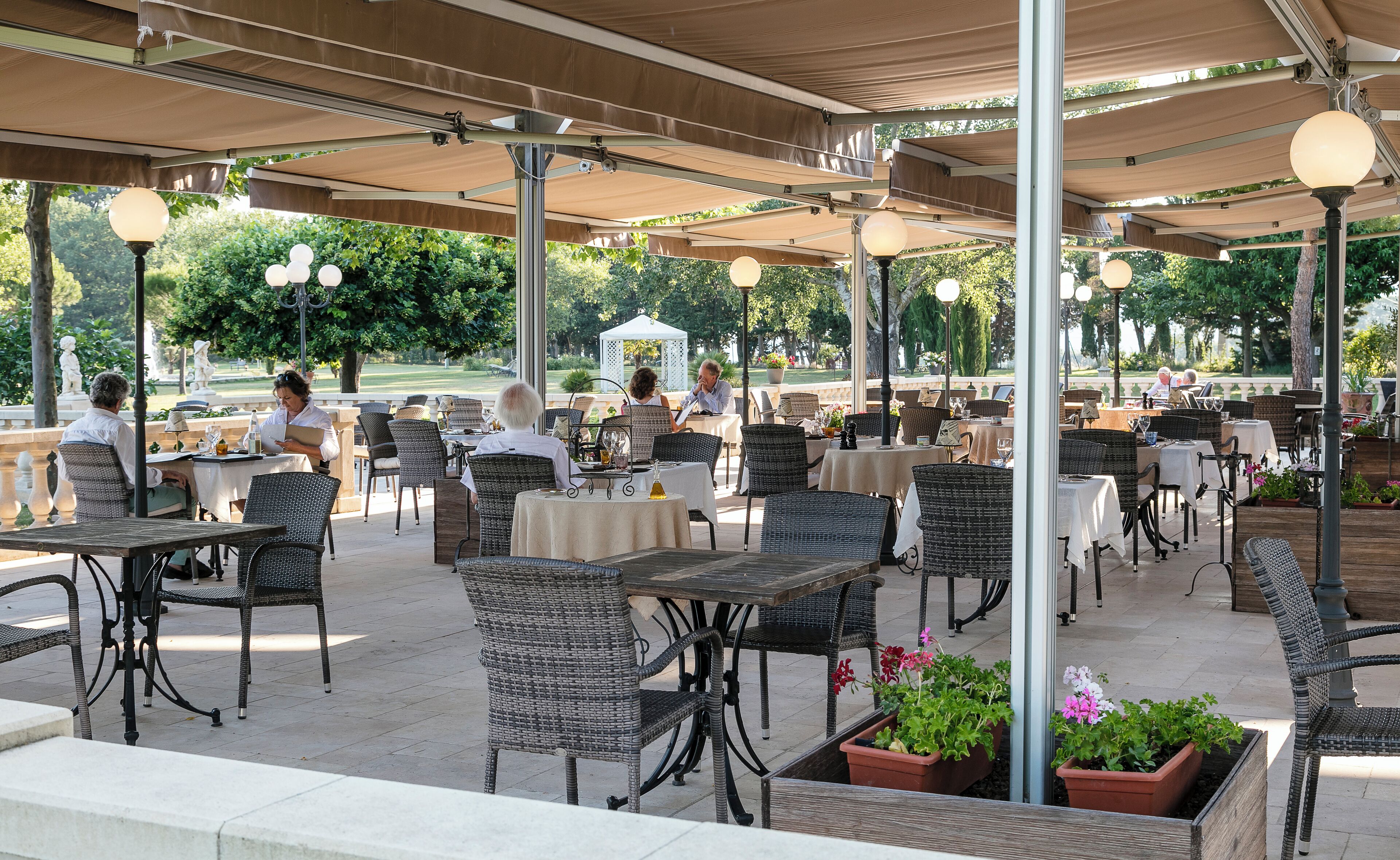 Déjeuner et dîner servis sur place, vue sur le jardin 