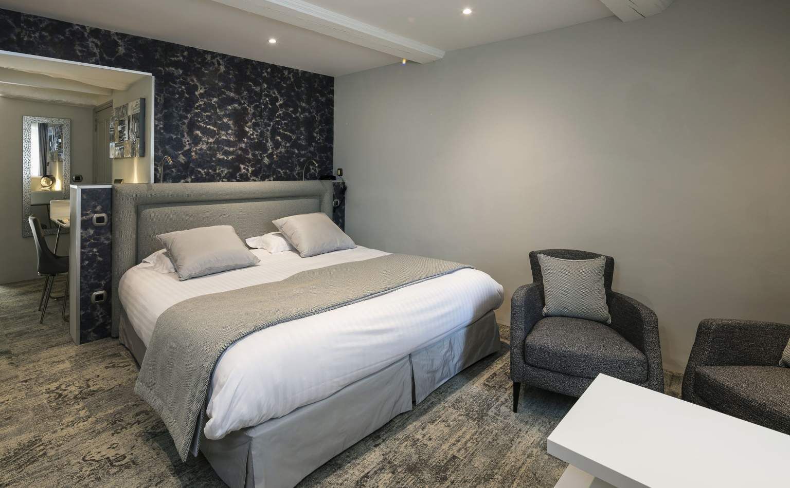 Caja de seguridad en la habitación y escritorio 