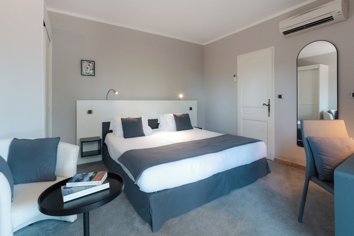 Quarto casal superior, terraço | Cofres nos quartos, escrivaninha, ferros/tábuas de passar roupa