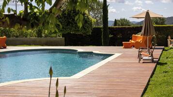 Una piscina al aire libre de temporada