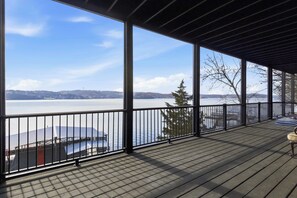 Terrace/patio - Beautiful waterfront lake home with private dock (Lake Ozark)