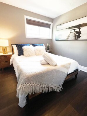 مكتب وواي فاي وملاءات أسرّة