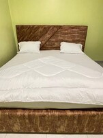 Escritorio, tabla de planchar con plancha y wifi gratis 